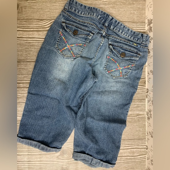 Juniors Jean shorts with embroidered flowers size 16. - Picture 3 of 3